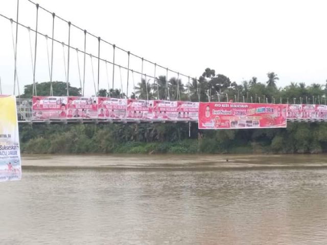 Spanduk Bacaleg di Jembatan Gantung.
