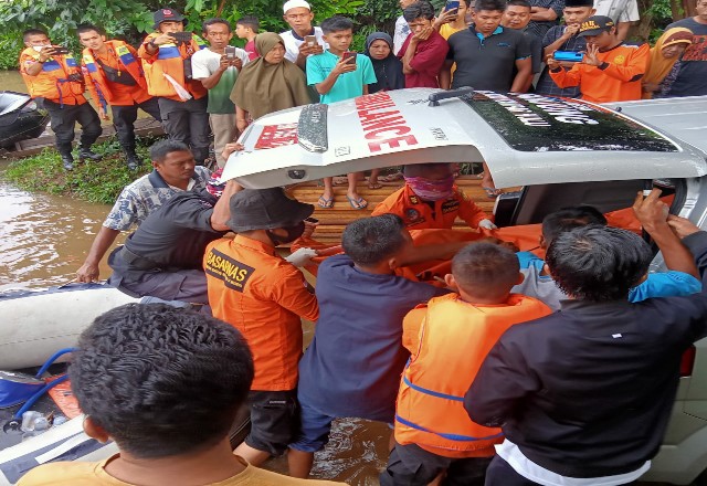 Petugas Gabungan Sumbar-Kampar melakukan evakuasi dua pemudik via sungai. Foto: Riaupos