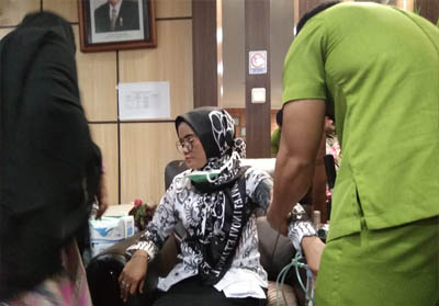 Pemeriksaan Nurhadisyah di Posko dan Rumah Singgah kabut asap di Kota Pekanbaru. 