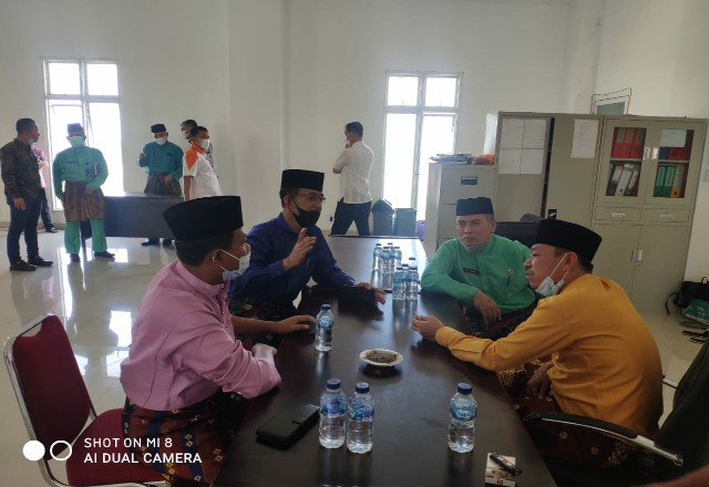 Bupati dan Wakil Bupati Rohil, Afrizal Sintong dan H Sulaiman berbincang dengan Kadiskominfotiks Rohil, Hermanto Uban S Sos disela-sela meninjau kondisi kantor Bupati Rohil.