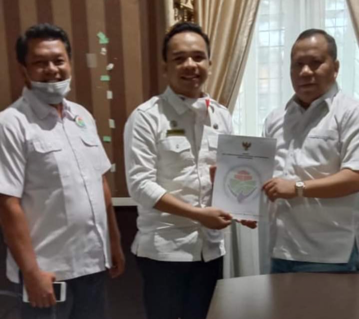 Penyerahan dokumen sertifikat dari Kabid Pemerintahan Desa DPMD, Darwis kepada Bupati.