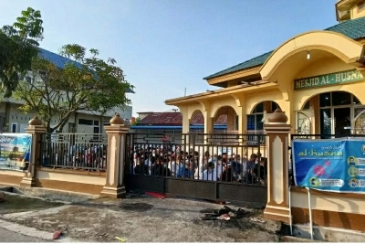 Warga salat Id di Masjid Al Husna, Pekanbaru. 