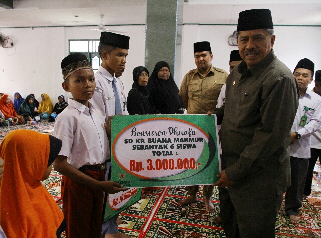 Wakil Bupati Siak Alfredi memberikan bantuan zakat bersama Baznas Kabupaten Siak.