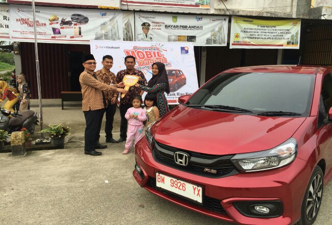 Nasabah menerima hadiah mobil dari Bank Riau Kepri. 