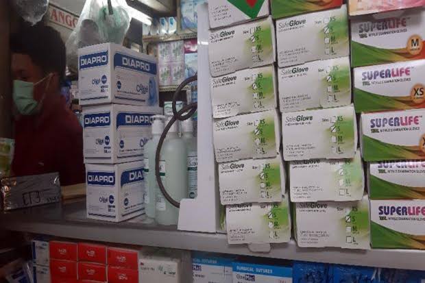 Stok masker di beberapa apotek selalu ludes terjual akibat ketakutan akan Virus Corona.