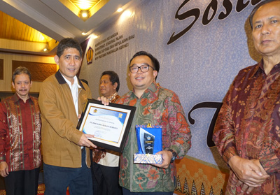 Kepala KPP Pratama Pangkalan Kerinci, Rizal Fahmi menyerahkan piagam penghargaan kepada perwakilan PT IKBB, Indra Ardiyanto, sebagai pembayar Pajak Pertambahan Nilai (PPN) terbesar tahun 2017, Selasa (6/3/2018), di Pekanbaru.