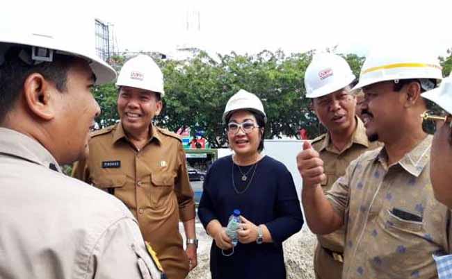    Walikota Pekanbaru, Firdaus MT tampak meninjau areal pembangunan STC di Jalan Jendral Sudirman, Kota Pekanbaru, Selasa (26/11/2019). FOTO: Pekanbarugoid