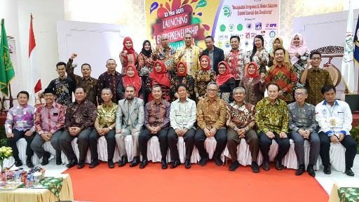 Foto bersama Pengurus Forum Komunikasi Bidang Kemahasiswaan dengan Wakil Gubernur Kepulauan Riau, Kepala LLDIKTI Wilayah X dan Rektor-rektor Perguruan Tinggi Swasta.