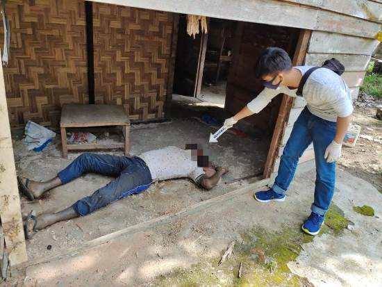 Personel Polsek Tambusai Utara melakukan olah TKP penemuan mayat tanpa identitasdi gubuk kebun warga Mahato.