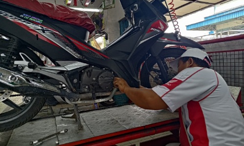 Teknisi AHASS melakukan perawatan servis sepeda motor Honda milik konsumen.(foto: istimewa)