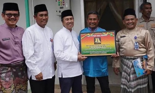 Gubernur Riau, Syamsuar menyerahkan benih udang vaname untuk nelayan di Kota Dumai.(foto: antarariau.com)