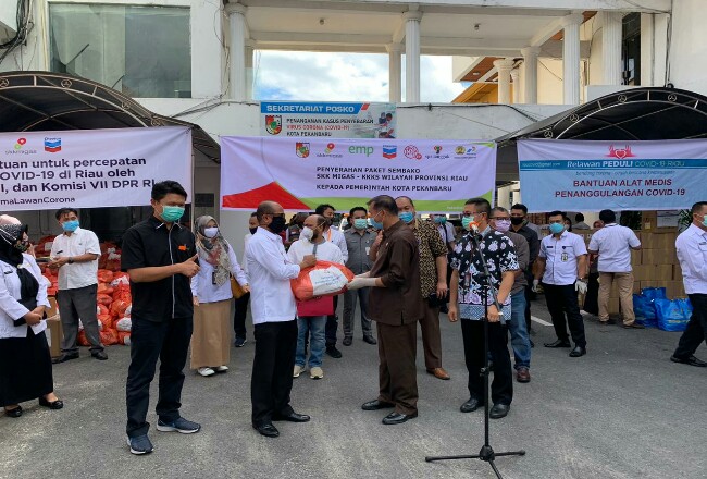 Haryanto Syafri pjs Kepala Perwakikan SKK Migas Sumbagut menyerahkan paket sembako kepada Ketua Gugus Tugas Covid-19 Kota Pekanbaru Firdaus.