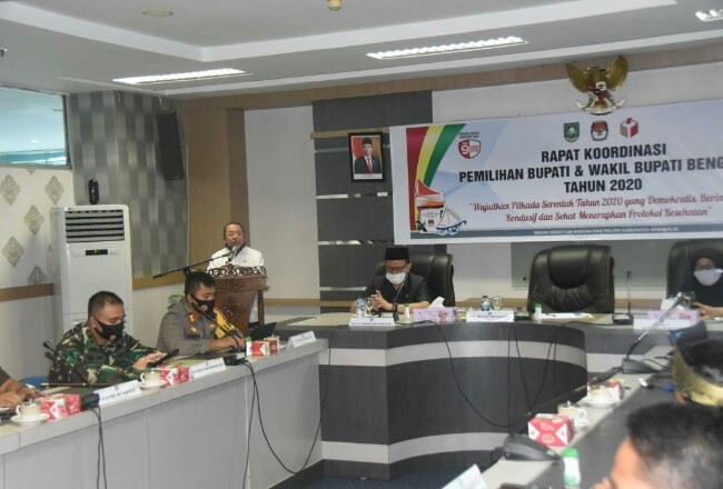 Plh Bupati Bengkalis Bustami memimpin rapat koordinasi (Rakor) Pemilihan Bupati dan Wakil Bupati Tahun 2020, di ruang rapat Hangtuah Kantor Bupati, Rabu (16/9/2020).
