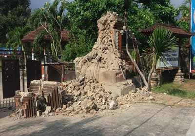 Bangunan rusak akibat gempa di Bali.