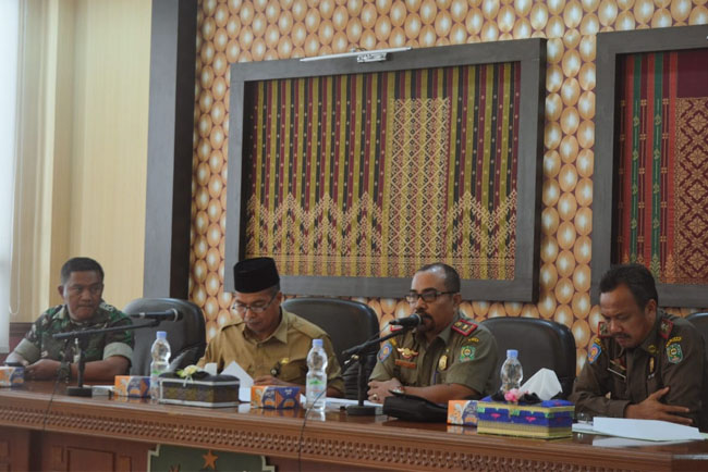 Rapat Persiapan Hari Ulang Tahun (HUT) Satuan Polisi Pamong Praja (Satpol PP) ke-70 dan Satuan Perlindungan Masyarakat (Satlinmas) ke-58 Tingkat Provinsi Riau, di Ruang Rapat Sri Indrapura, Kantor Bupati Siak, Selasa (10/3/2020).
