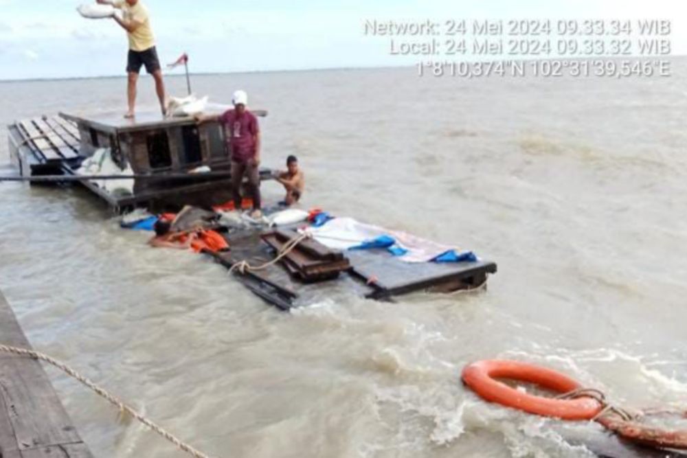 Kapal bawa beras Bulog karam di Pulau Merbau.(foto: mcr)
