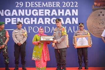 Kapolda Riau, Irjen Iqbal menyerahkan penghargaan ke Bupati Bengkalis, Kasmarni (foto/ist)