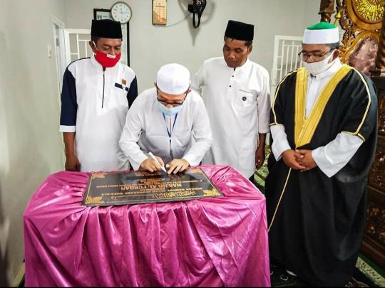 Walikota Dumai H. Zulkifli As menandatangani prasasti peresmian Masjid Al-Furqon di Jalan Samudra RT 07, Kelurahan Purnama, Jumat (31/7).