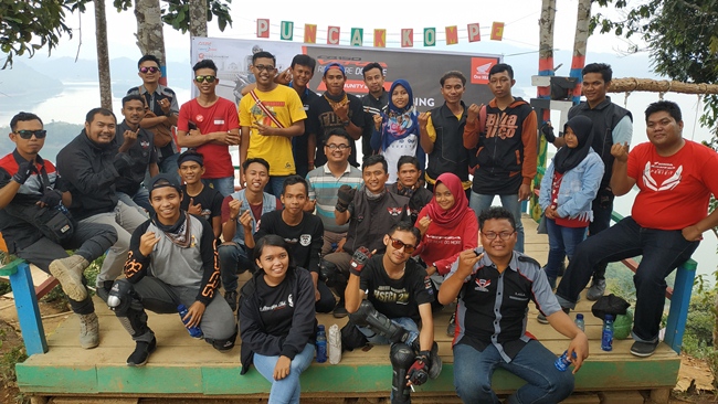 Peserta CB150 Verza bikepacker foto bersama di Puncak Kompe, Kampar, Riau. IST