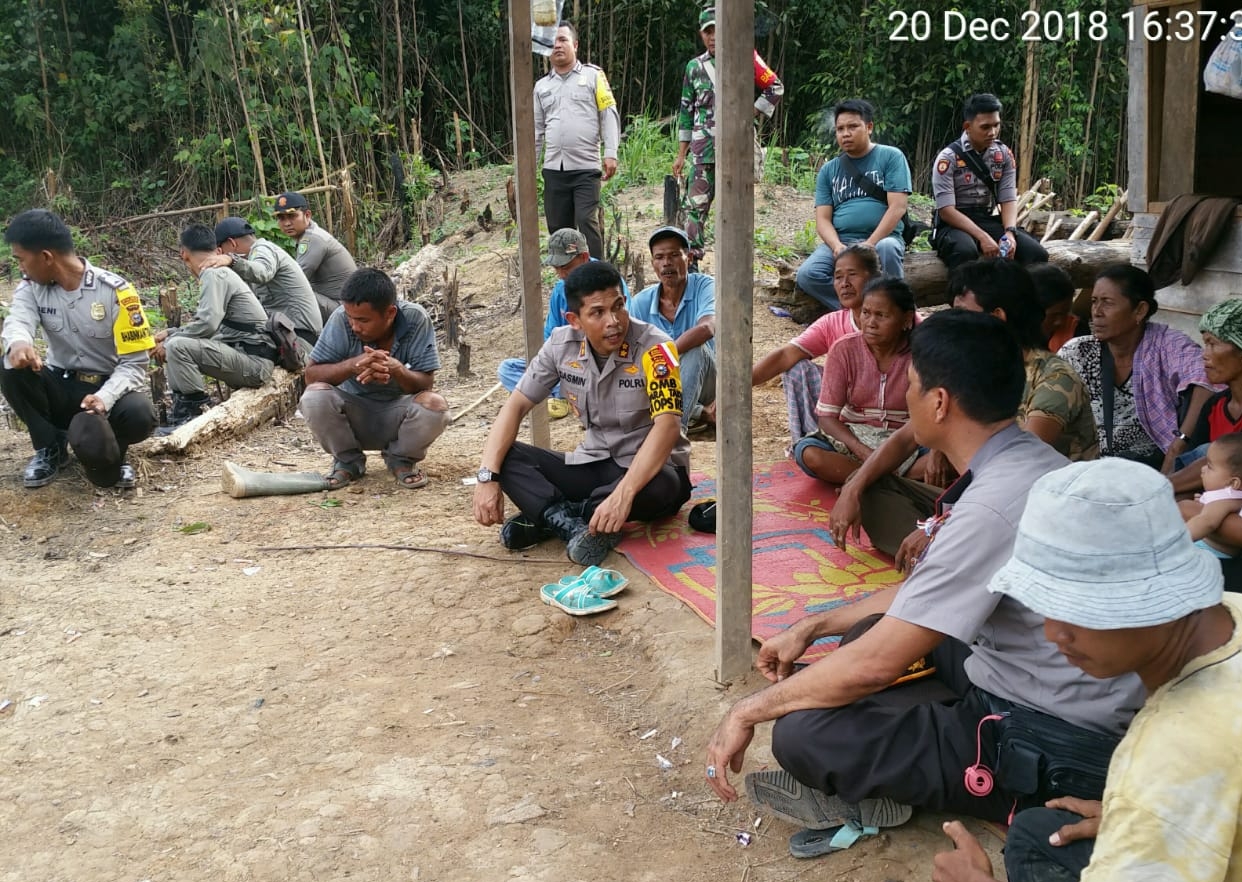  Kapolres Inhu AKBP Dasmin Ginting SIK saat mengunjungi masyarakat Desa Talang Tujuh Buah Tangga, Kamis (20/12/2018).