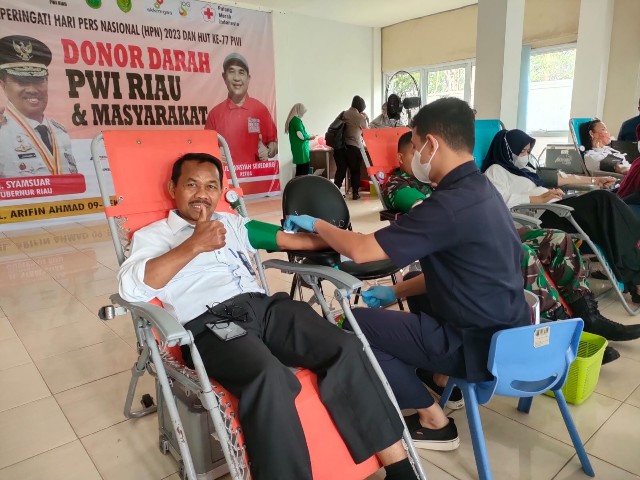Peserta antusias ikut aksi donor darah di Kantor PWI Riau (foto/ist)