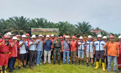 Danrem 031/Wira Bima, Brigjen TNI Parlindungan Hutagalung bersama para peserta latihan gabungan penanggulangan karhutla bersama Sinar Mas Agribusiness and Food.(foto: istimewa)