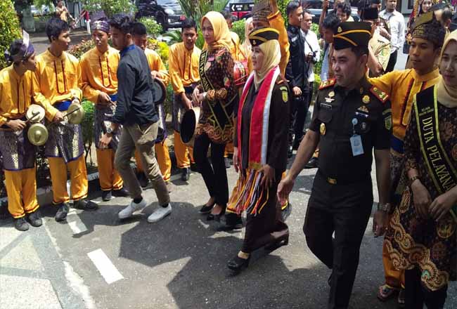 Kepala Kejati Riau Mia Amiyati saat mengunjungi Kabupaten Kuansing.