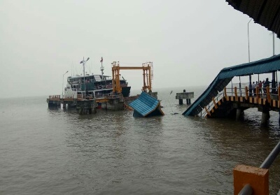 Dermaga Pelabuhan Tanjung Buton di Siak yang ambruk.