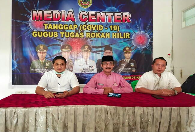 Plt Kadis Kominfotik Kabupaten Rokan Hilir, Hermanto Uban di ruangan Media Center Gugus Tugas Tanggap Covid-19.