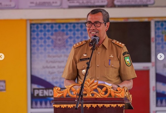 Gubernur Riau, Syamsuar, meresmikan Samsat Drive Thru atau Lantatur di Pangkalan Kerinci, Kabupaten Pelalawan