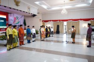 Gubri Syamsuar melantik B Isyandi sebagai Ketua Dewan Pendidikan Riau.(foto: mcr)