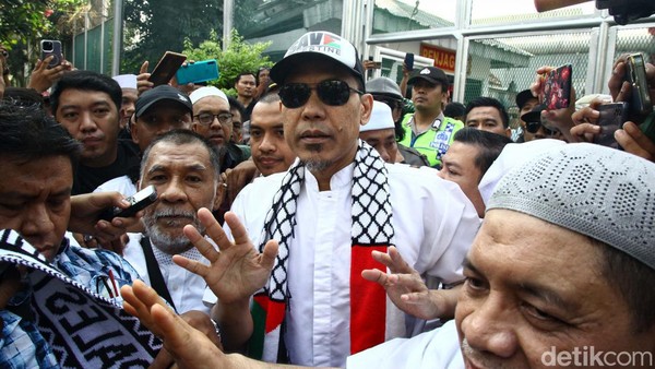 Munarman kenakan topi Save Palestine dan syal bendera Palestina.(foto: int)