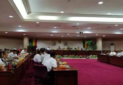 Hearing Komisi V DPRD Riau dengan Disdik Riau dan Kepsek SMA.<br>