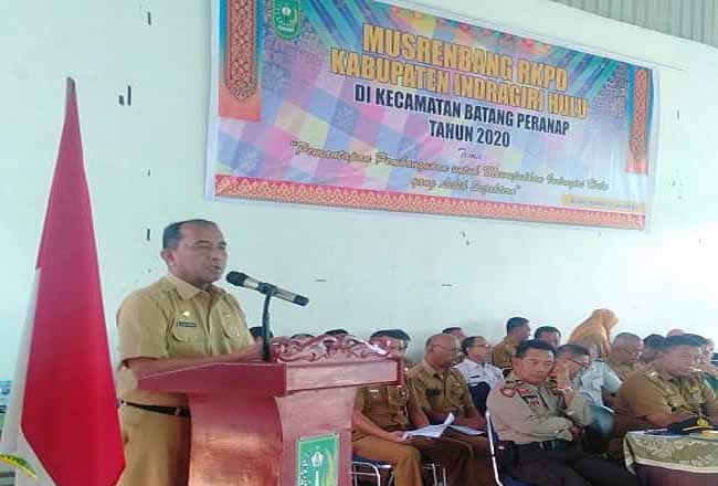 Kepala Bappeda Inhu Drs. H. Junaidi Rachmat MSi saat memberikan sambutannya dalam acara Musrenbang di Kecamatan Batang Peranap.