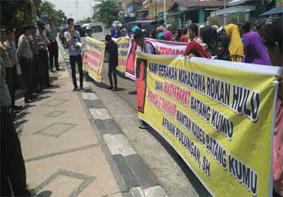 Aksi puluhan mahasiswa dan masyarakat di depan Mapolres Rohul lama ,mendesak tangkap mantan Kades Batang Kumu, Tambusai.