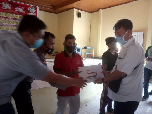 Perusahaan Perkebunan Sawit PT Kimia Tirta Utama (KTU) Grup Astra memberikan pelatihan beternak itik petelur dan belut kepada masyarakat sekitar wilayah operasionalnya dalam rangka Hari Ulang Tahun ke-74 Bhayangkara.