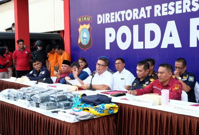 Dua orang tersangka dan barang bukti diamankan Polda Riau.