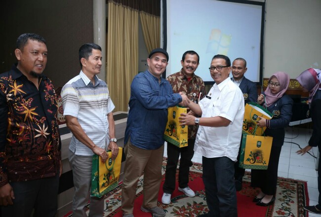 Ketua PWI Riau Zulmansyah Sekedang dan Asisten I Pemkab Siak Budhi Yuwono menghadiri Diskusi Panel.
