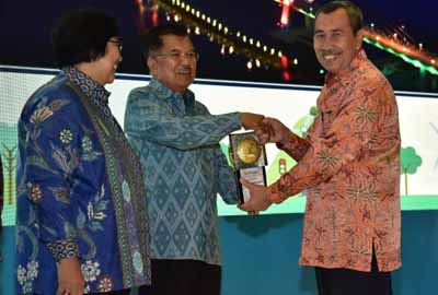 Bupati Siak H Syamsuar terima Piala Adipura dari Menteri Lingkungan Hidup dan Kehutanan (KLHK).