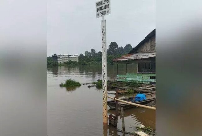 Level indikator air Sungai Kampar di Simpang Kualo Kecamatan Pangkalan Kerinci Kabupaten Pelalawan Riau pada Rabu (4/12/2019). Foto: Tribunpekanbaru