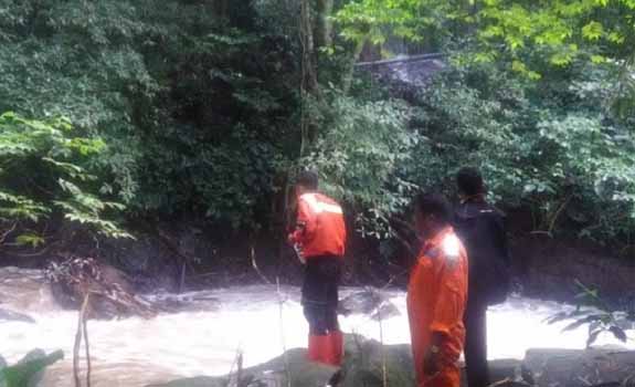 Tim gabungan sedang mencari korban di Sungai Batang Agam, Kecamatan Baso, Kabupaten Agam, Senin (10/6).