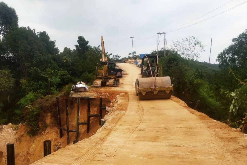 Pemprov Riau sudah pasang jembatan bailey di ruas jalan longsor di Rohul (foto/int)