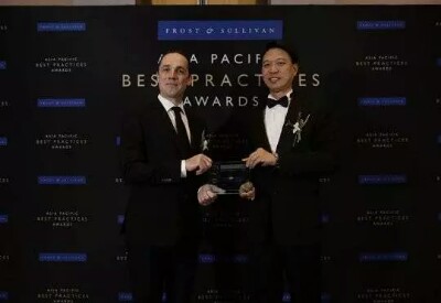 Head of Digital Lifestyle Telkomsel Crispin Peter Tristam (kiri) menerima penghargaan Indonesia Digital Service Provider of The Year untuk Telkomsel dalam ajang Frost & Sullivan Asia-Pacific Best Practices Awards.