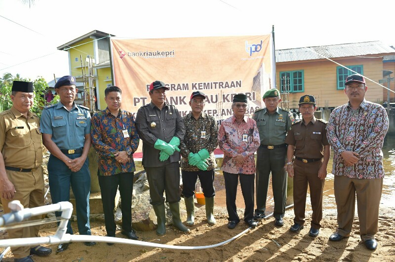 Bupati Kep Anambas, Abdul Harris, SH bersama Direktur Utama Bank Riau Kepri DR Irvandi Gustari saat peletakan batu pertama Musala Darul Iman