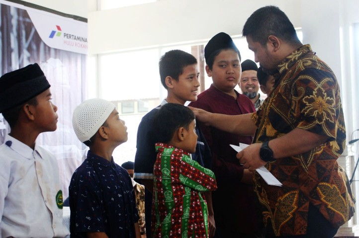 Manajemen PHR berdialog dengan para anak yatim dalam momen santunan dan doa bersama yang dilaksanakan baru-baru ini (foto/ist)
