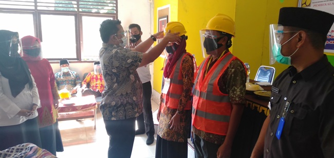Kadis PUPR Rohul Anton membuka sekaligus menyematkan tanda peserta Bimtek dan Uji Sertifikasi Kompetensi Juru Ukur Kuantitas Bangunan Gedung.