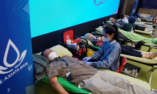 Karyawan XL Axiata menjadi pendonor pada kegiatan donor darah di XL Axiata Tower, Jakarta Selatan, Senin (6/3).(foto: istimewa)