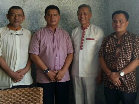 Ketua Panitia Halal Bihalal IKBA, In Laswardi, Ketua Umum IKBA Riau, Ir H Johnny Sarikoen MT,  Humas IKBA, Saparuddin Koto, dan salah seorang pengurus IKBA foto bersama. 