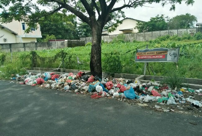 Tamapak tumpukan sampah di salah satu ruas jalan di Kota Pekanbaru.