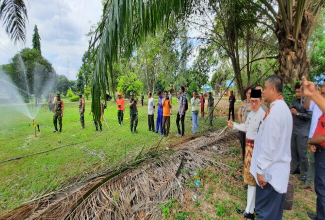 Walikota Dumai Drs H Zulkifli AS MSi menyaksikan uji coba Sambunesia Nozzle‎ Padamkan Karhutla di kompleks perumahan Pemko Dumai.